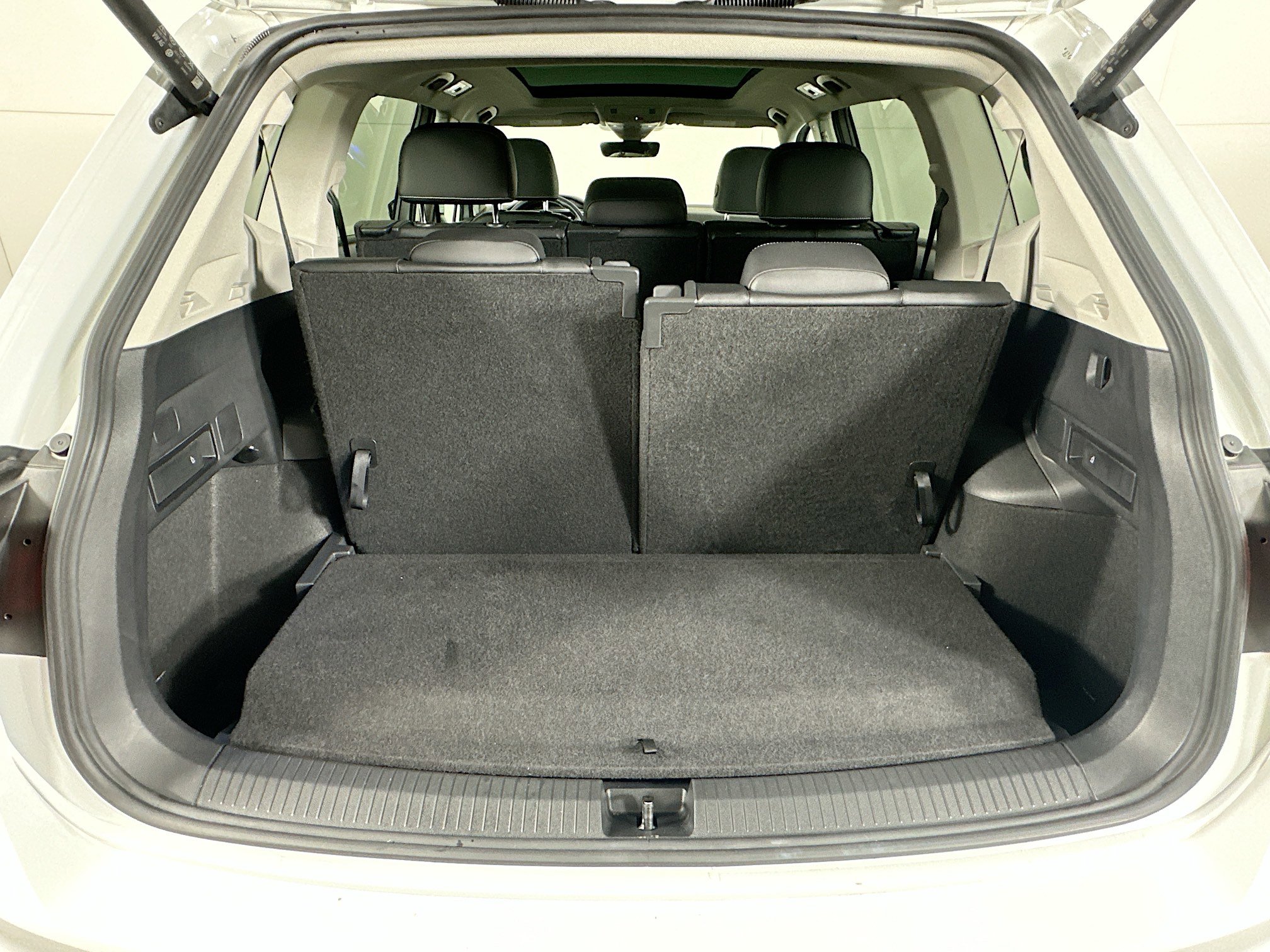 Used 2022 Volkswagen Tiguan SE w/ Panoramic Sunroof Package FWD image 30