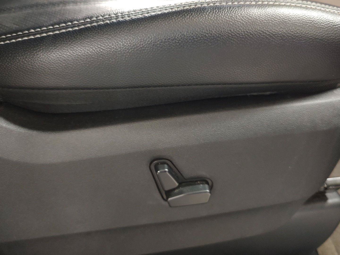 Used 2014 Chrysler Town & Country Touring-L w/ Trailer Tow Group FWD image 5