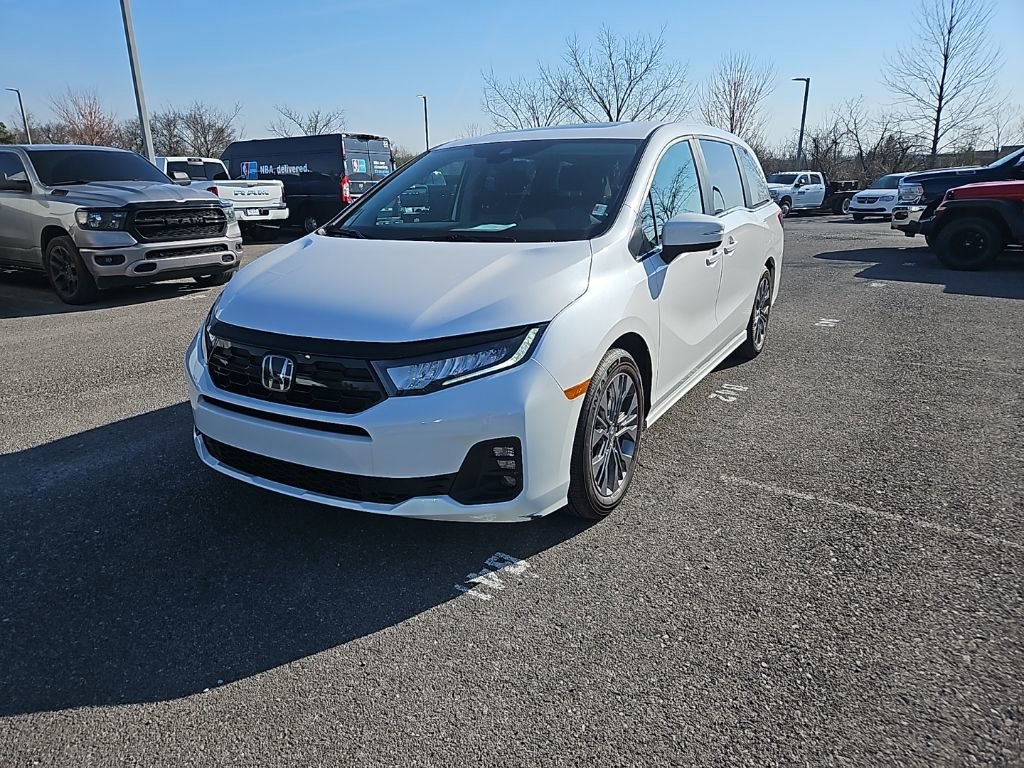 Used 2025 Honda Odyssey Touring image 3