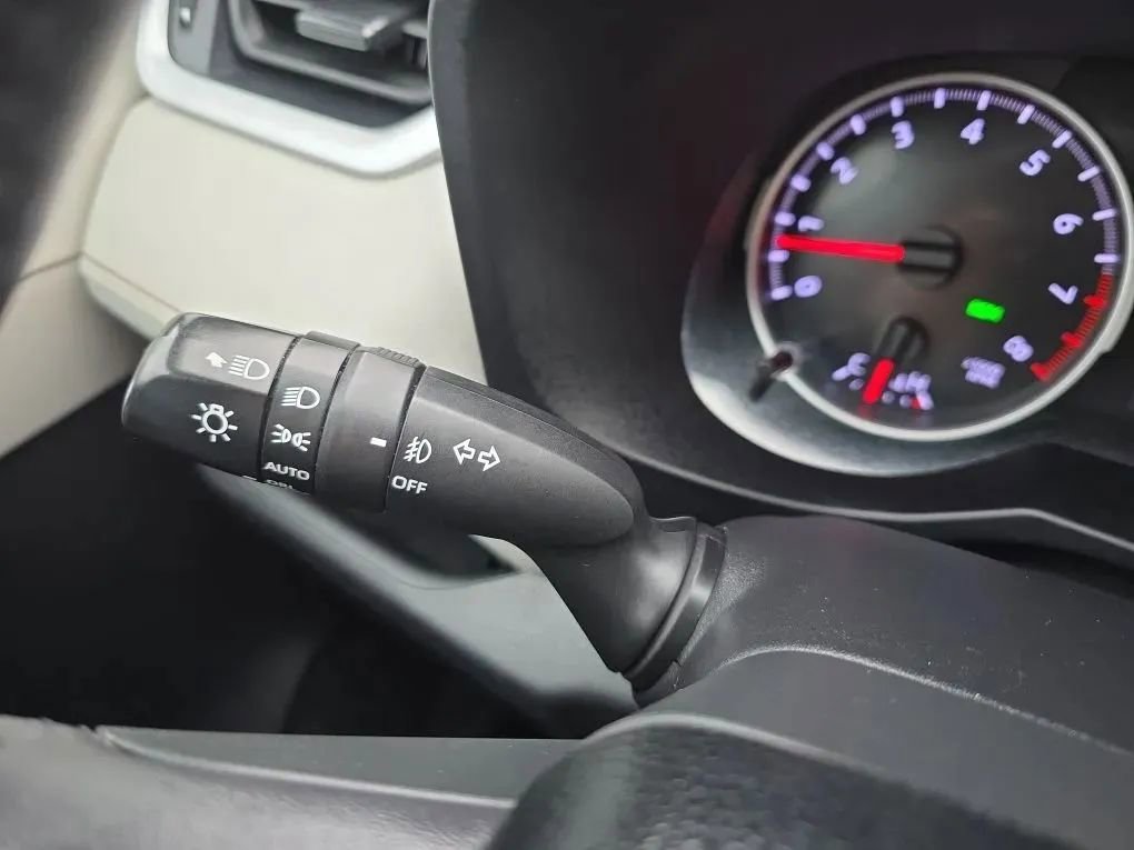 Used 2021 Toyota RAV4 XLE Premium image 22