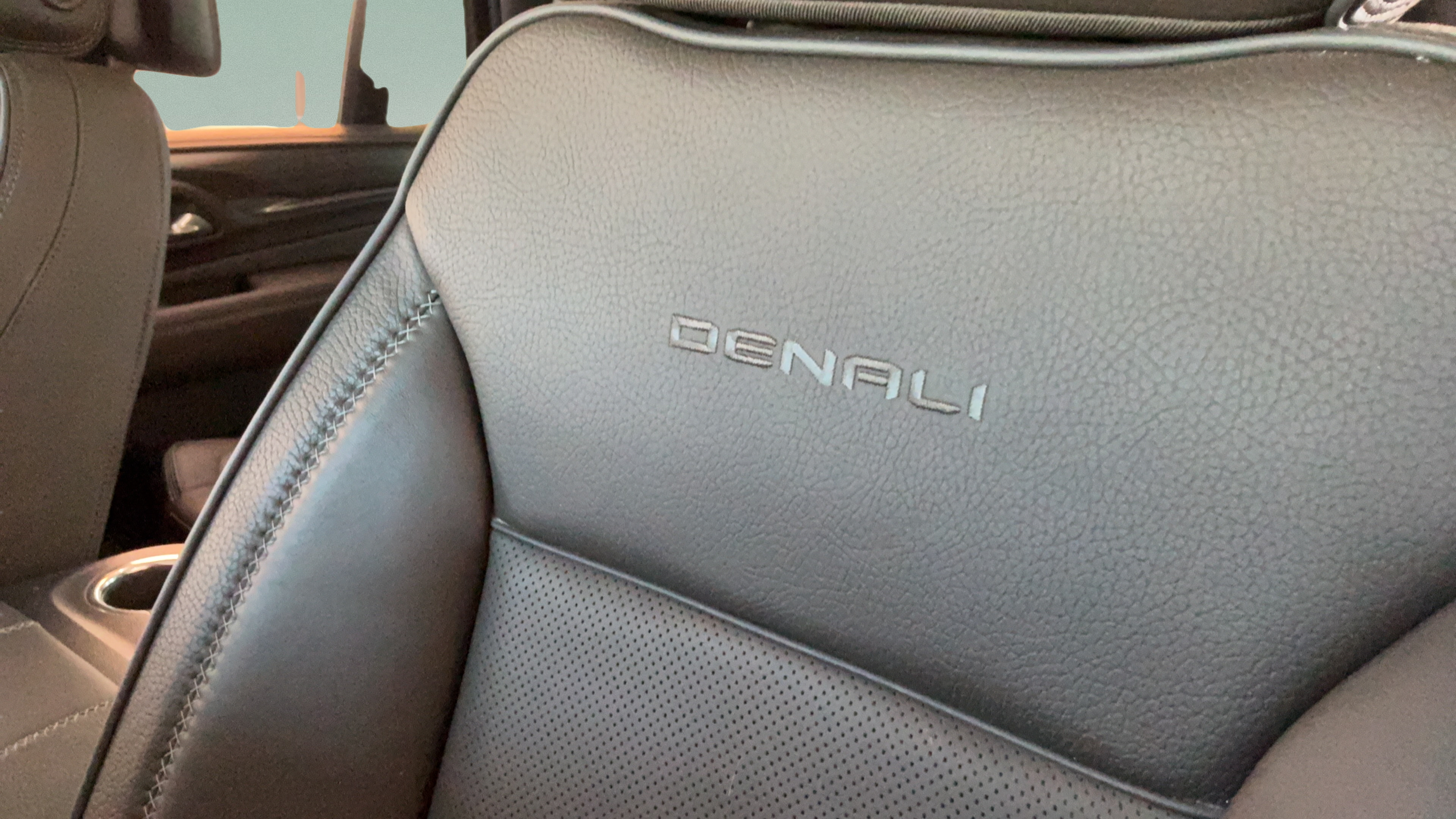 Used 2024 GMC Yukon Denali w/ Advanced Technology Package AWD/4WD image 27