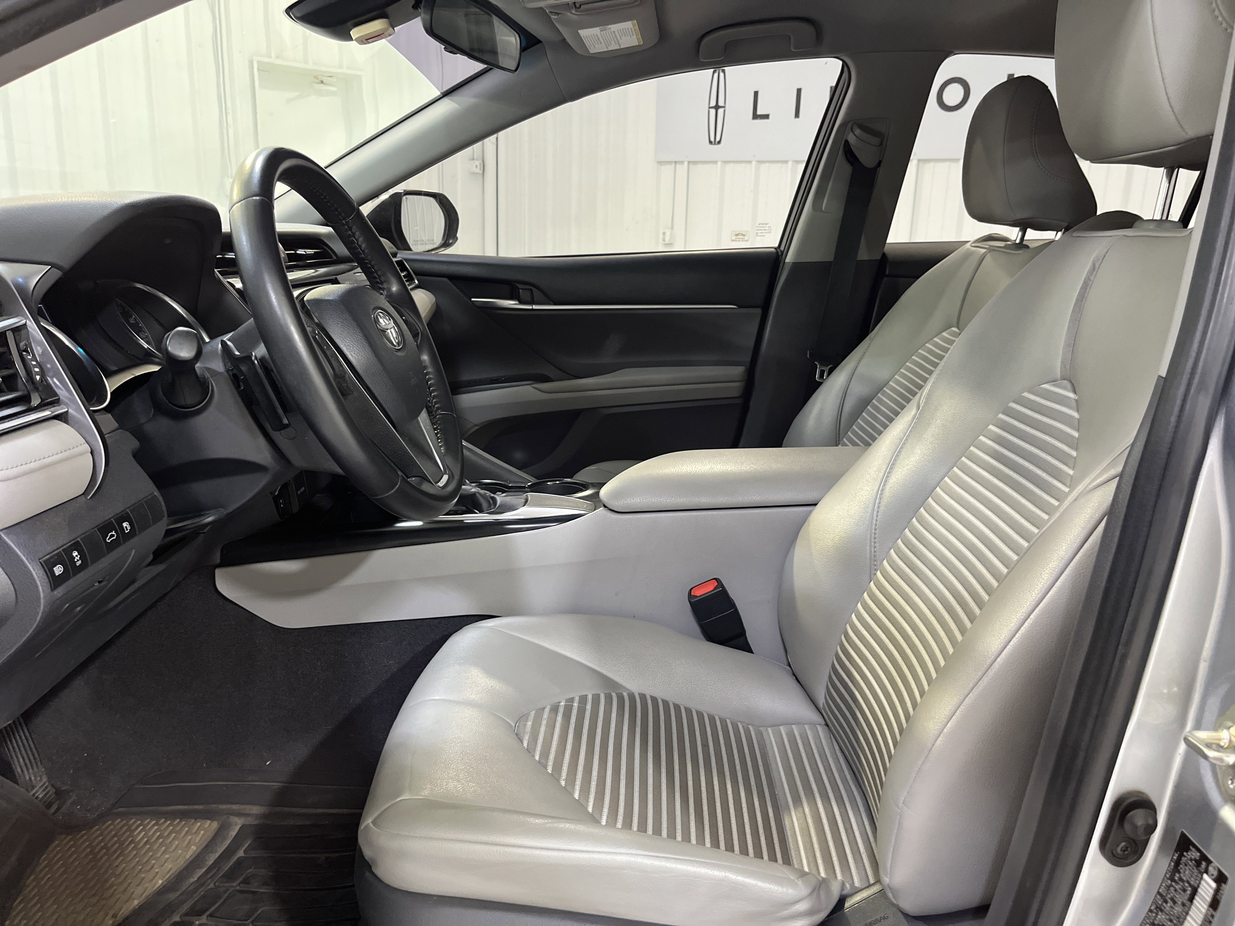 Used 2018 Toyota Camry SE image 5