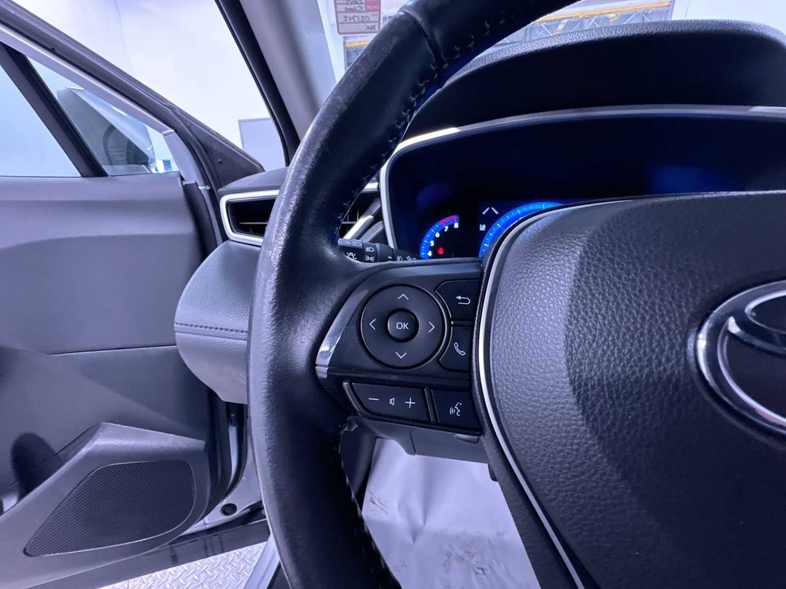 Used 2022 Toyota Corolla Cross XLE w/ Convenience Package AWD/4WD image 12