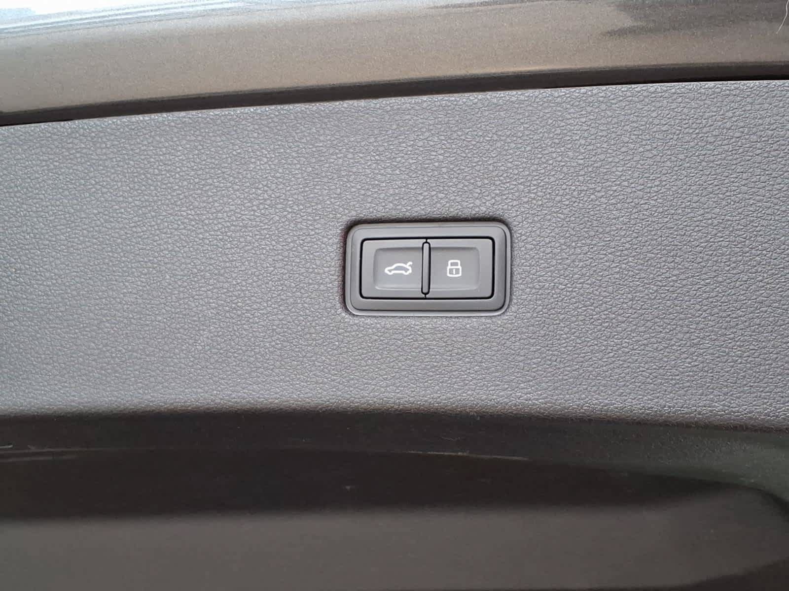 Used 2024 Audi Q8 Prestige w/ Prestige Package AWD/4WD image 9