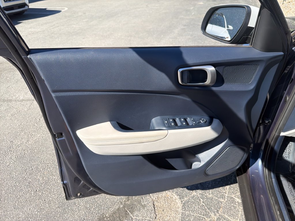 Used 2025 Hyundai Venue Limited FWD image 12