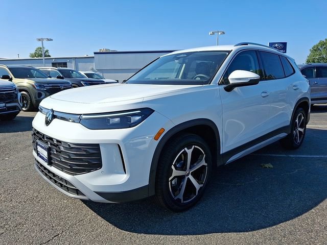 Certified 2025 Volkswagen Tiguan SE image 2