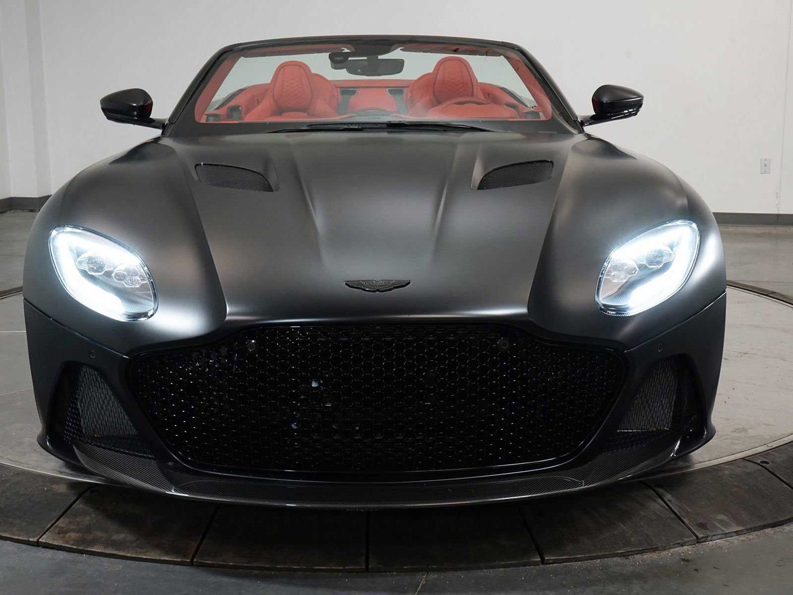 Used 2022 Aston Martin DBS Superleggera Volante image 9