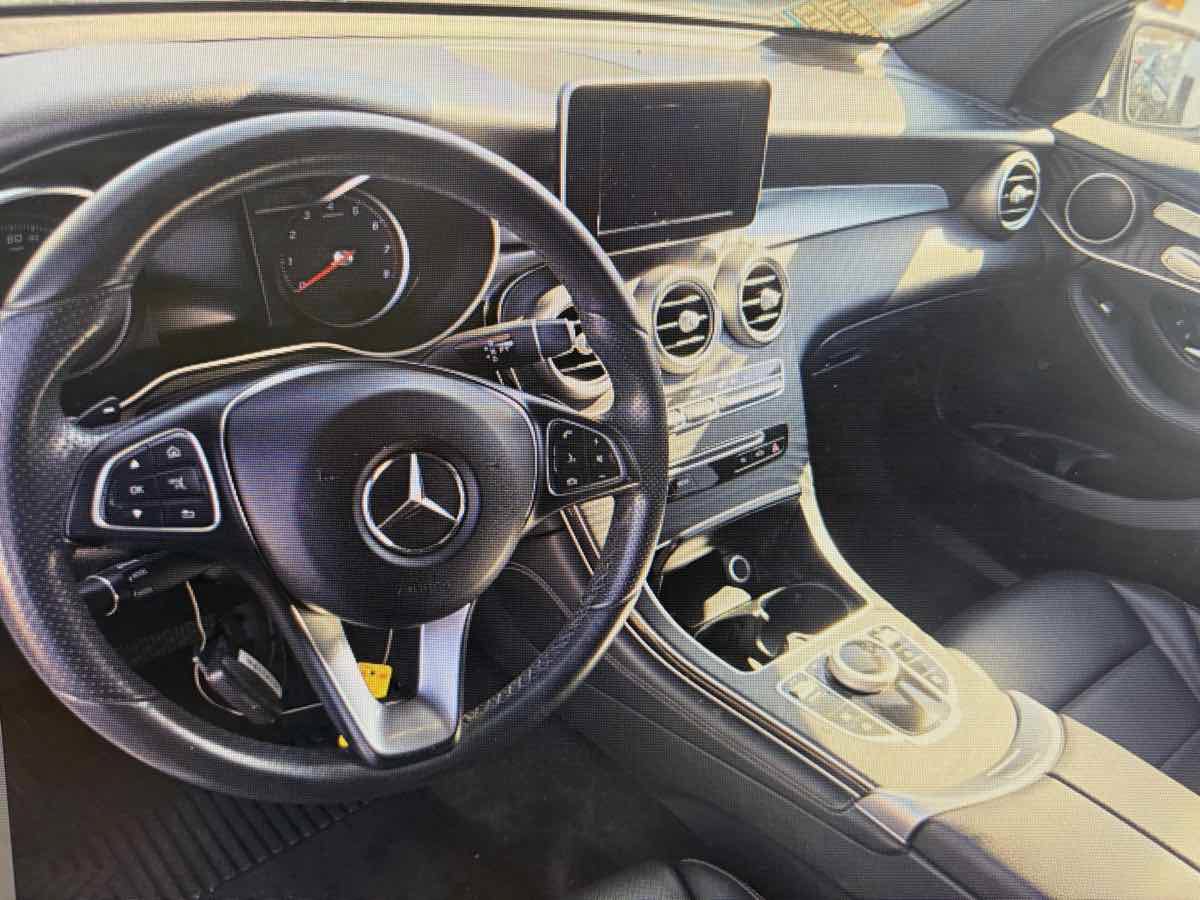 Used 2018 Mercedes-Benz GLC 300 4MATIC w/ Premium Package image 8