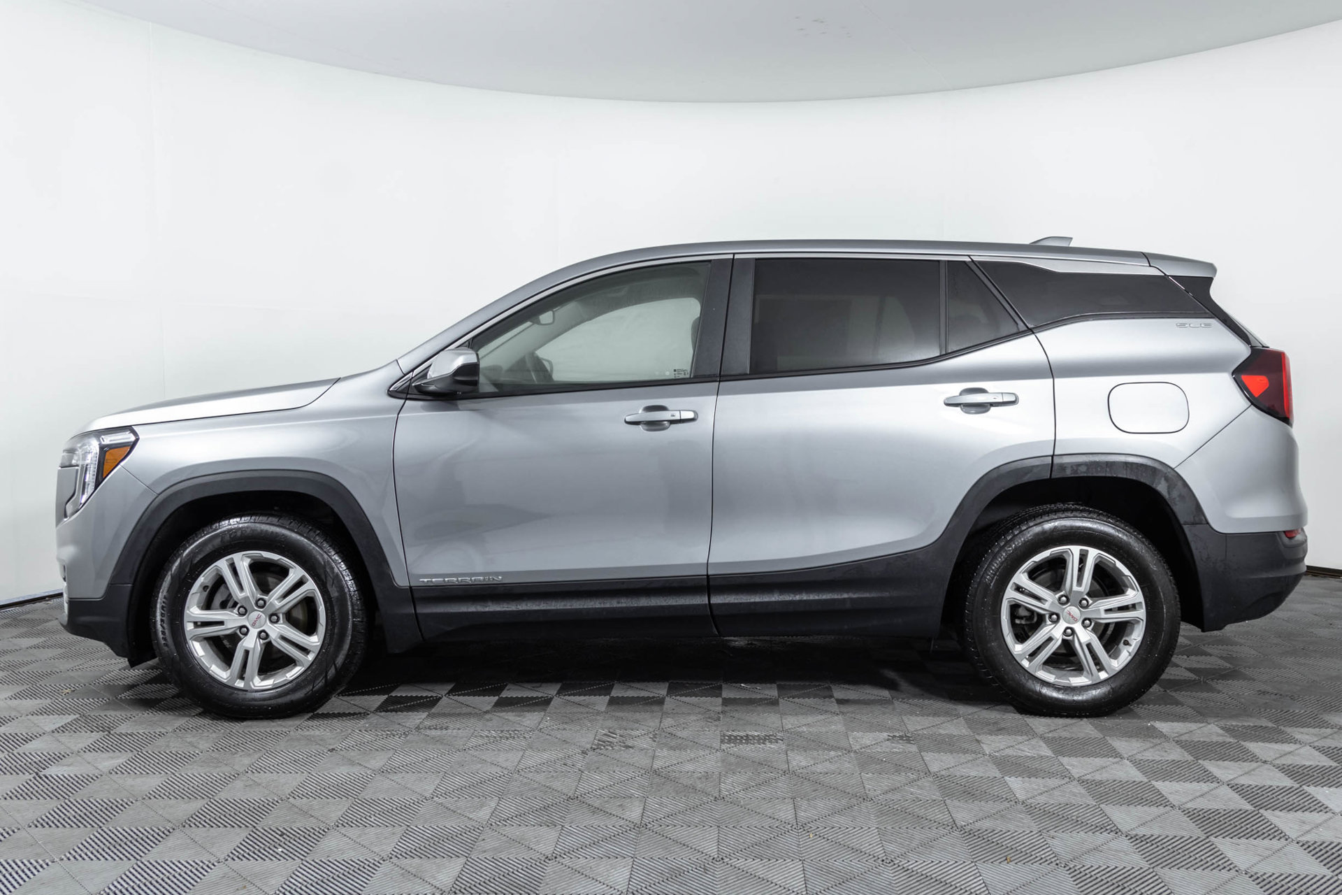 Used 2024 GMC Terrain SLE AWD/4WD image 12