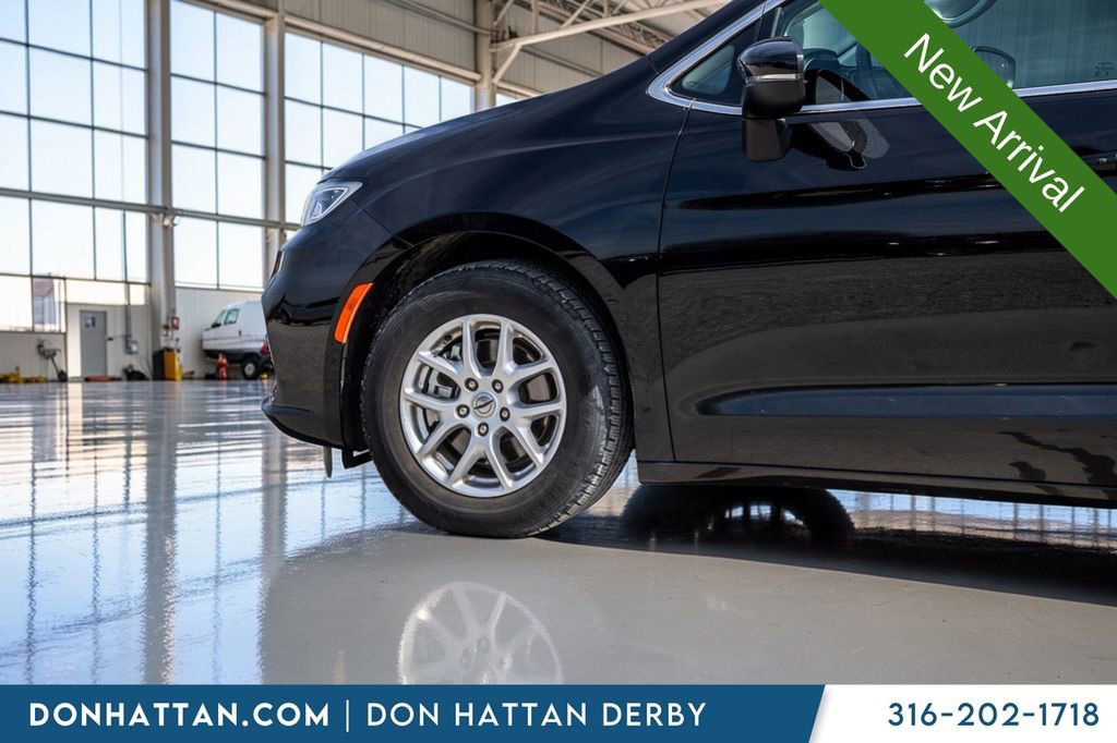 Used 2023 Chrysler Pacifica Touring-L FWD image 32