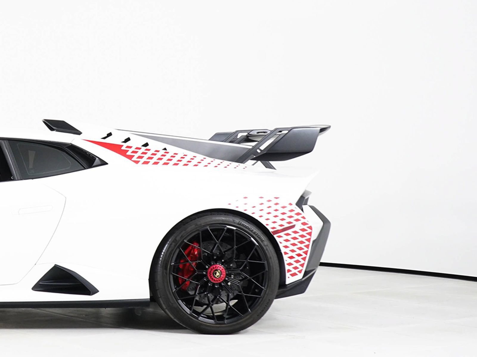Used 2022 Lamborghini Huracan STO RWD image 13