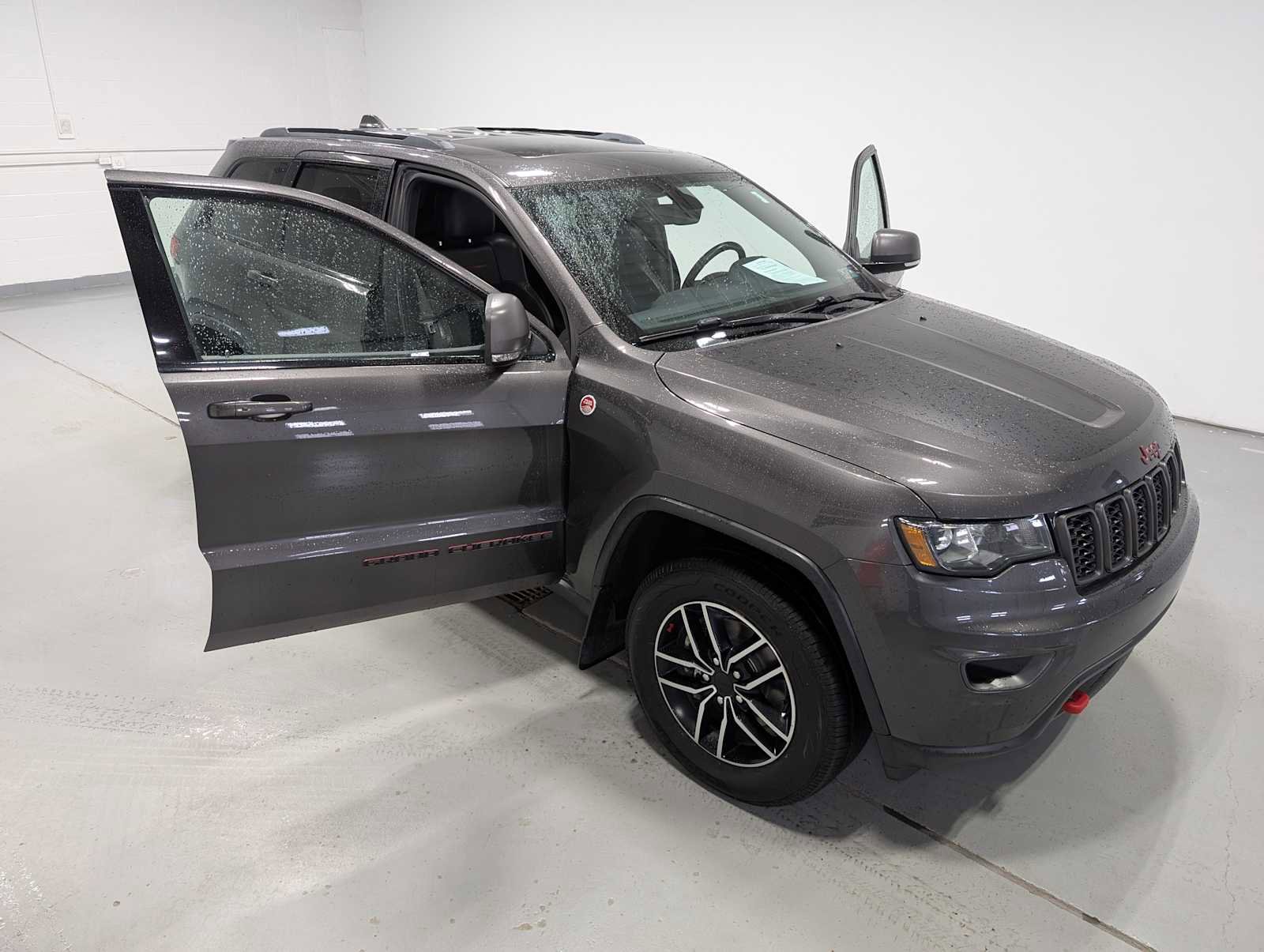 Used 2019 Jeep Grand Cherokee Trailhawk AWD/4WD image 16