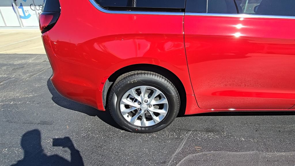 New 2026 Chrysler Pacifica Select image 11