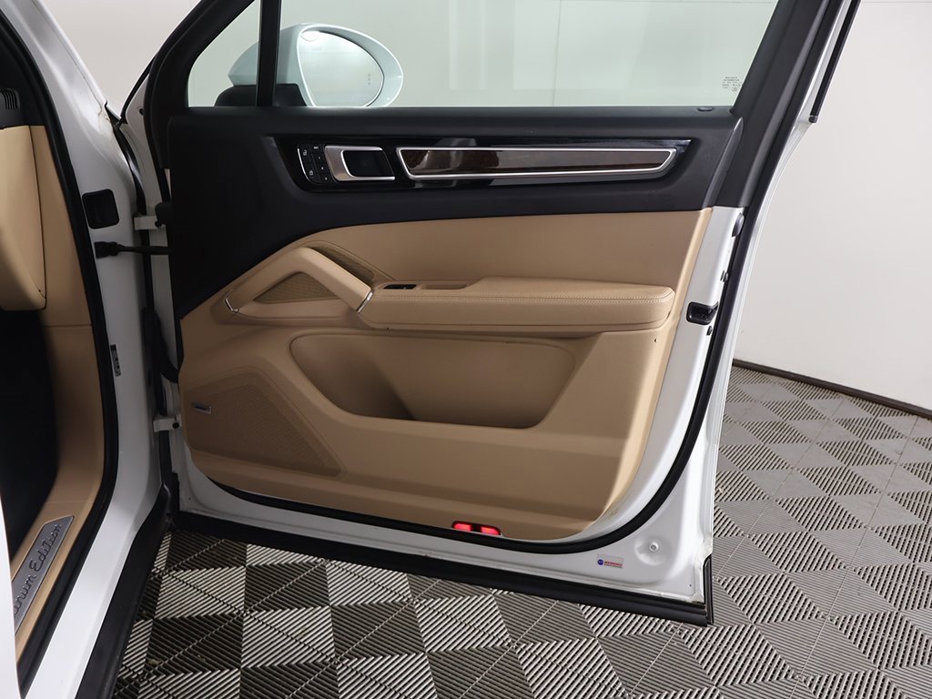 Used 2023 Porsche Cayenne Platinum Edition image 25