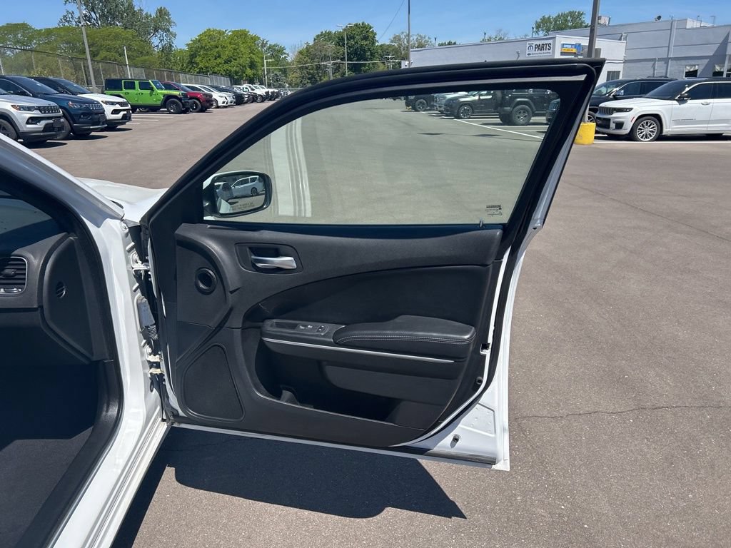 Used 2020 Dodge Charger SXT w/ Leather Interior Group RWD image 17