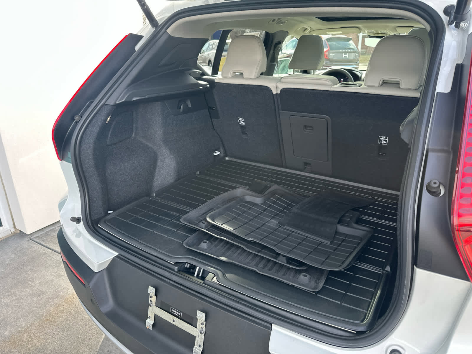 Used 2023 Volvo XC40 B5 Plus w/ Protection Package Premier image 11