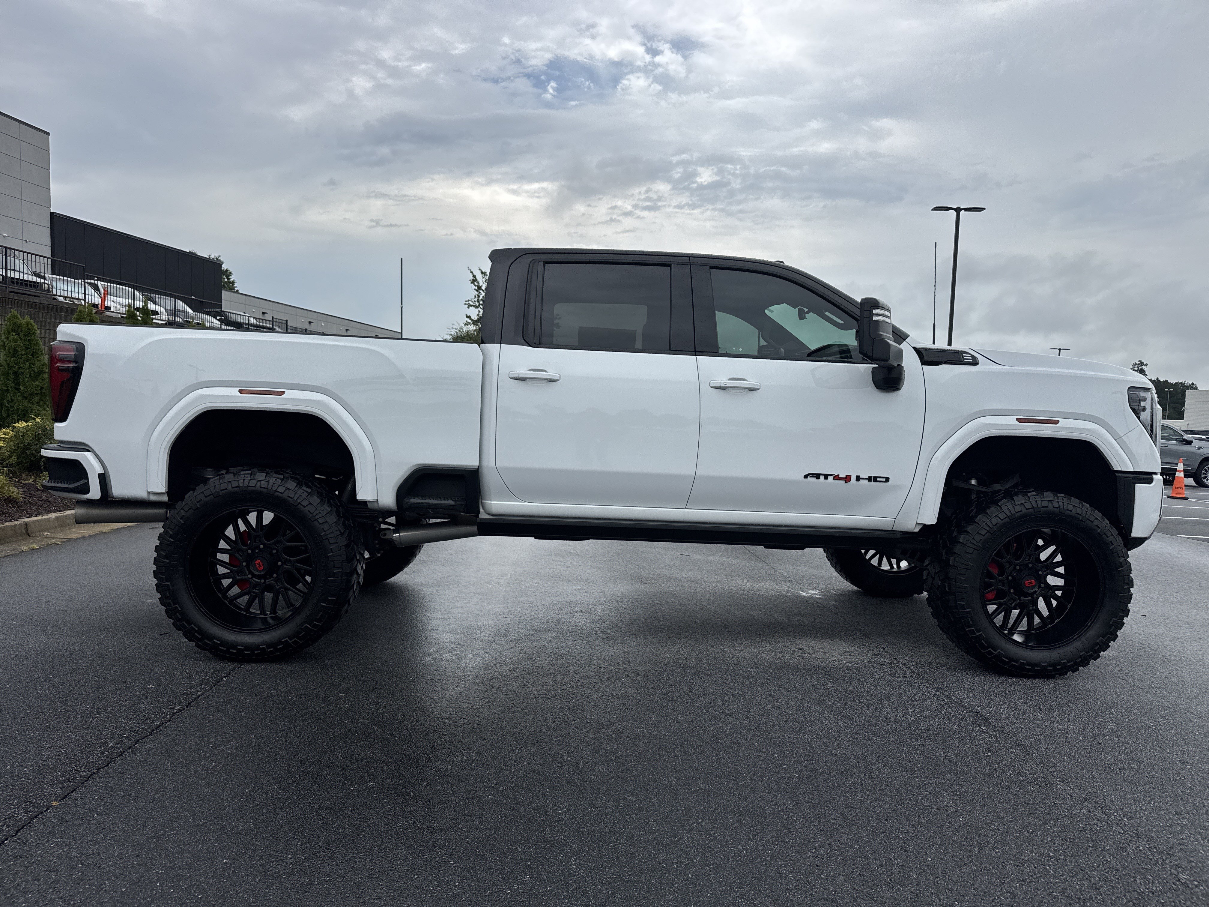 Used 2024 GMC Sierra 2500 AT4 w/ AT4 Premium Plus Package AWD/4WD image 11