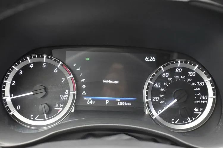 Used 2025 Toyota Highlander LE FWD image 28