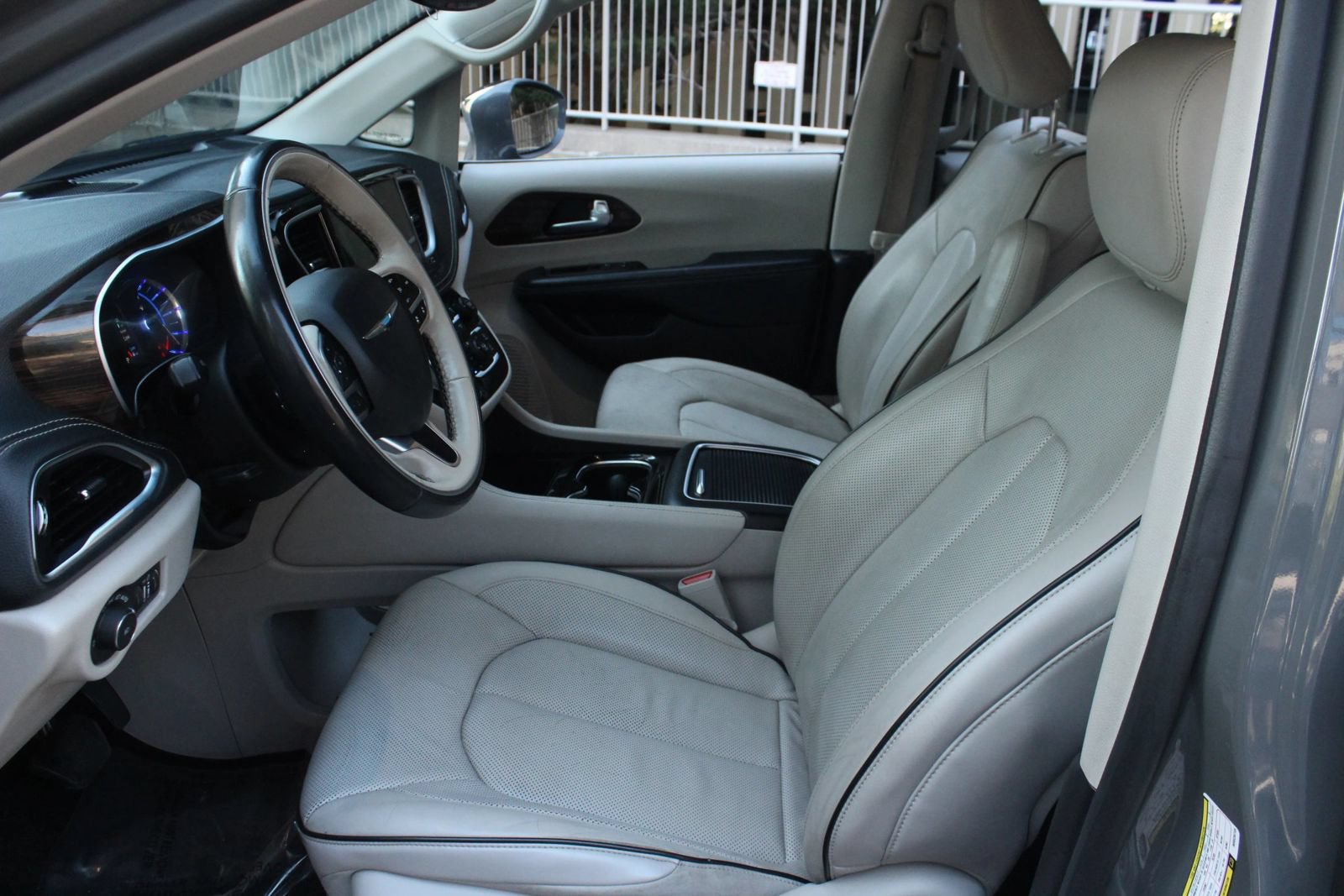 Used 2021 Chrysler Pacifica Limited w/ Uconnect Theater Family Group FWD image 14