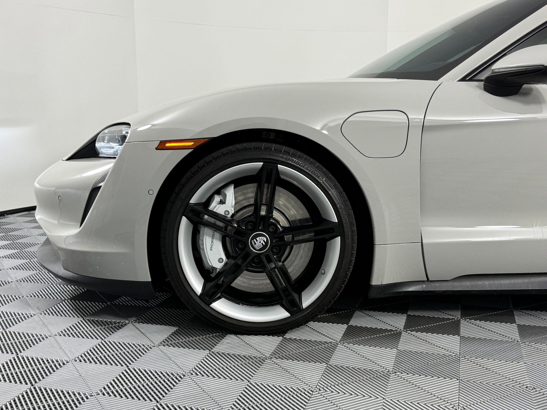 Used 2022 Porsche Taycan image 12
