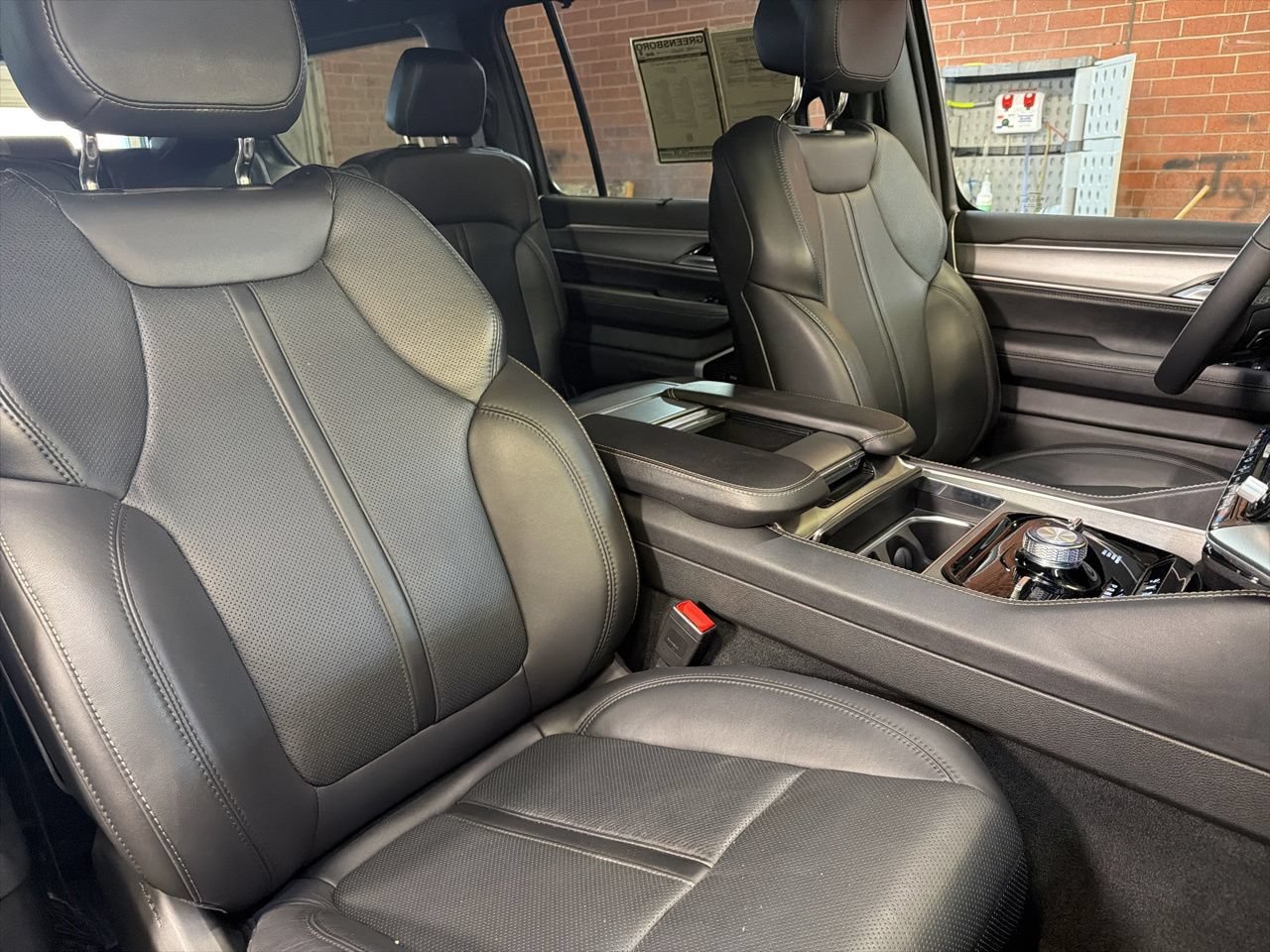 Used 2025 Jeep Wagoneer Series III w/ Premium Group I AWD/4WD image 18
