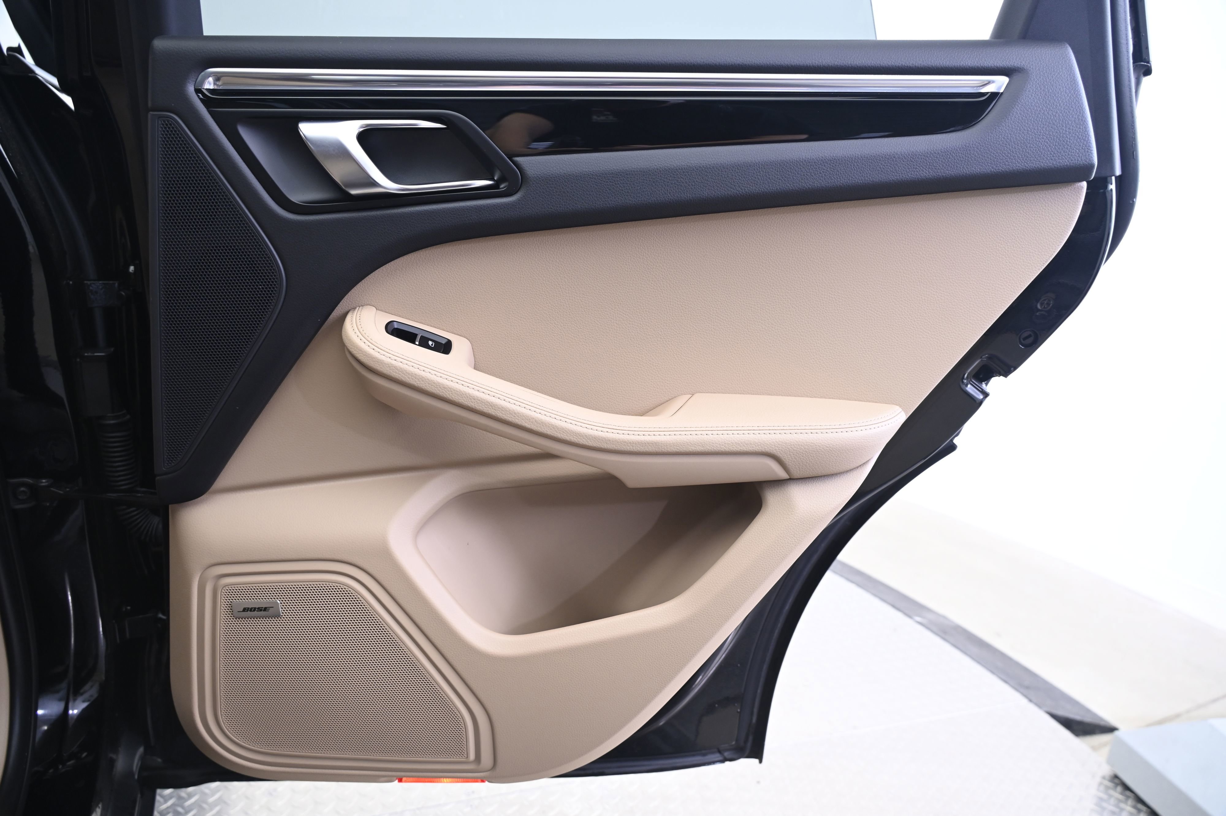 Certified 2025 Porsche Macan image 16
