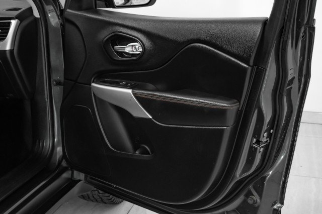 Used 2017 Jeep Cherokee Trailhawk w/ Cold Weather Group image 39