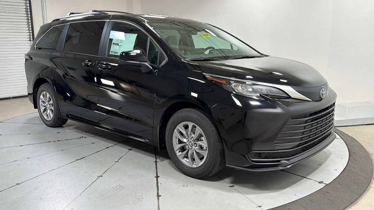New 2026 Toyota Sienna LE image 3