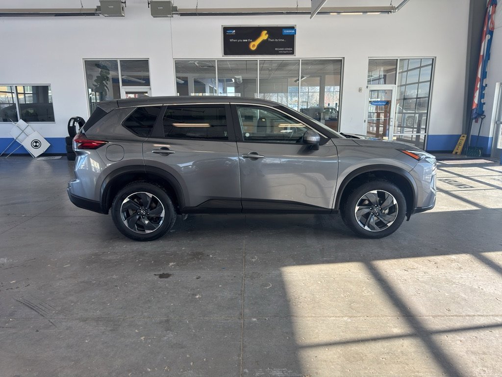 Used 2024 Nissan Rogue SV AWD/4WD image 6