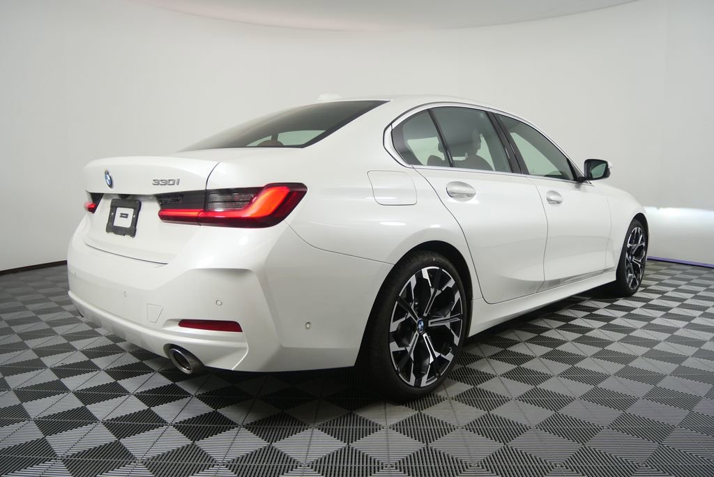 Used 2025 BMW 330i Sedan image 3