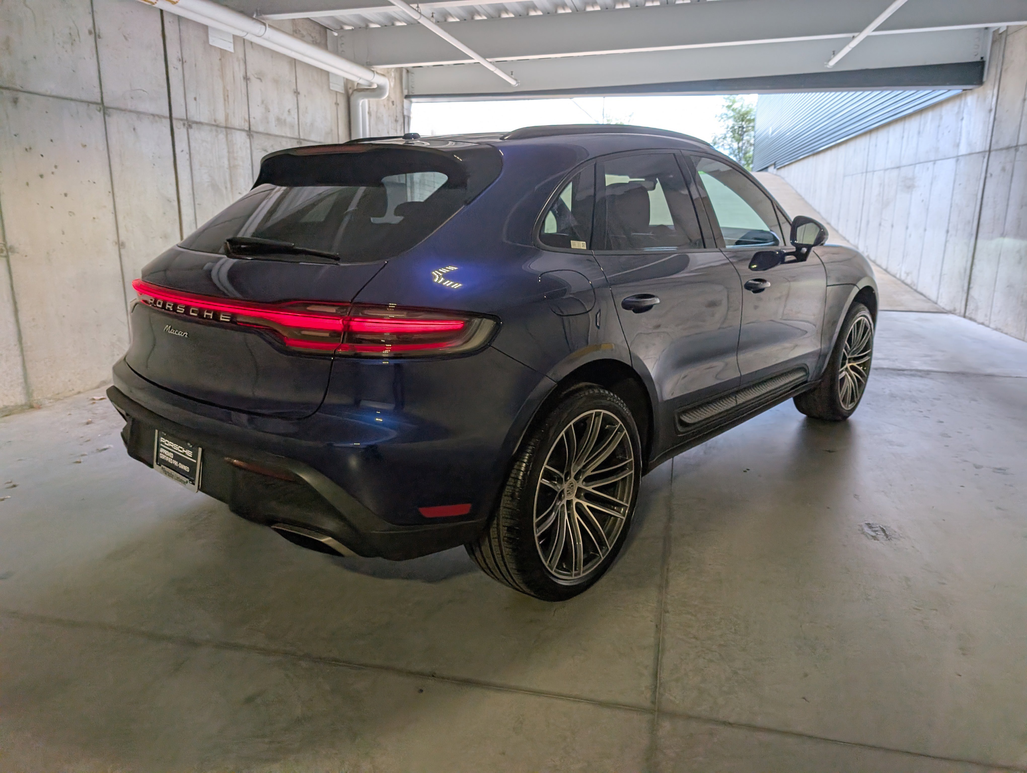 Used 2025 Porsche Macan image 9