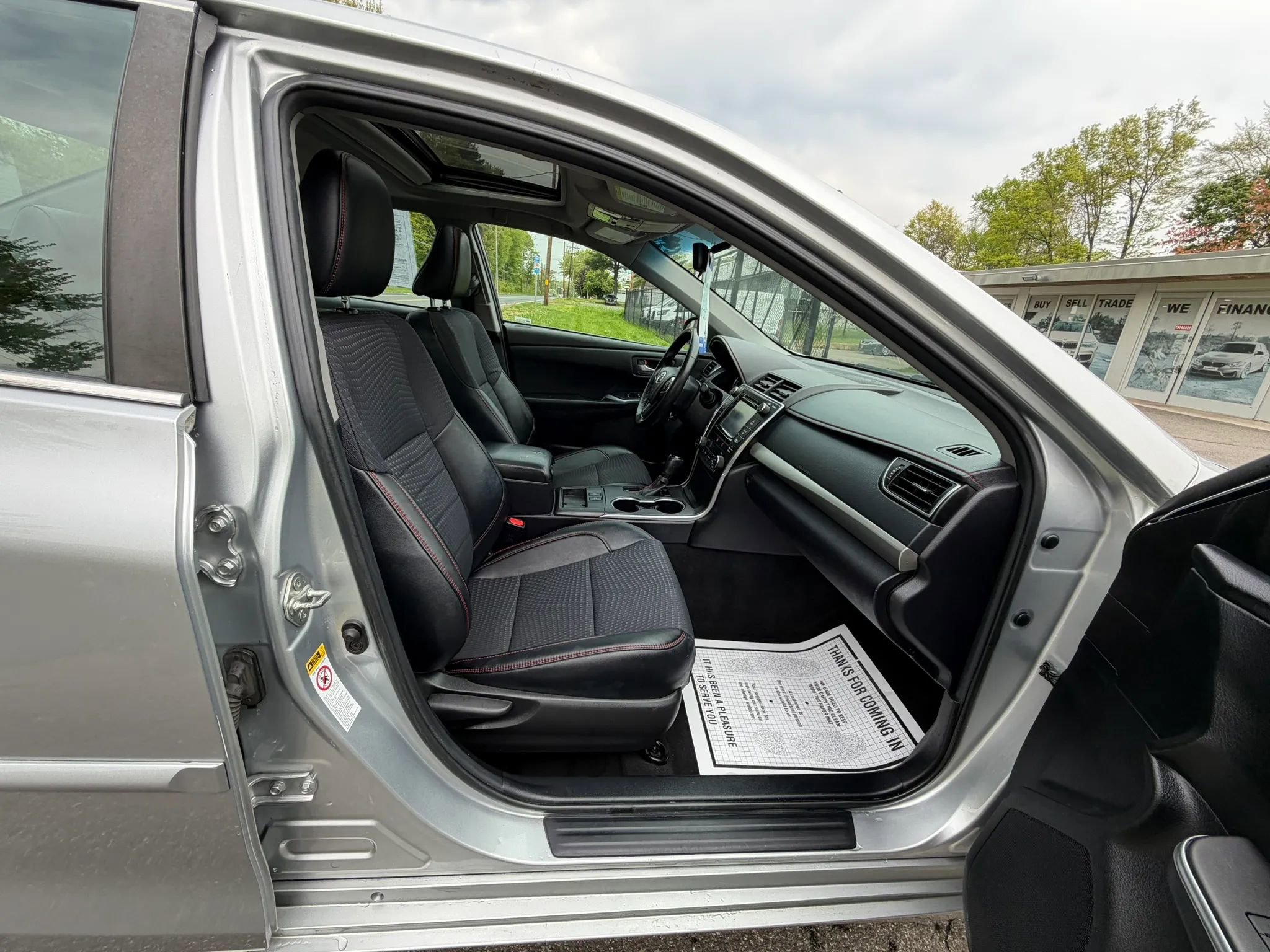 Used 2015 Toyota Camry SE w/ Moonroof Package FWD image 13