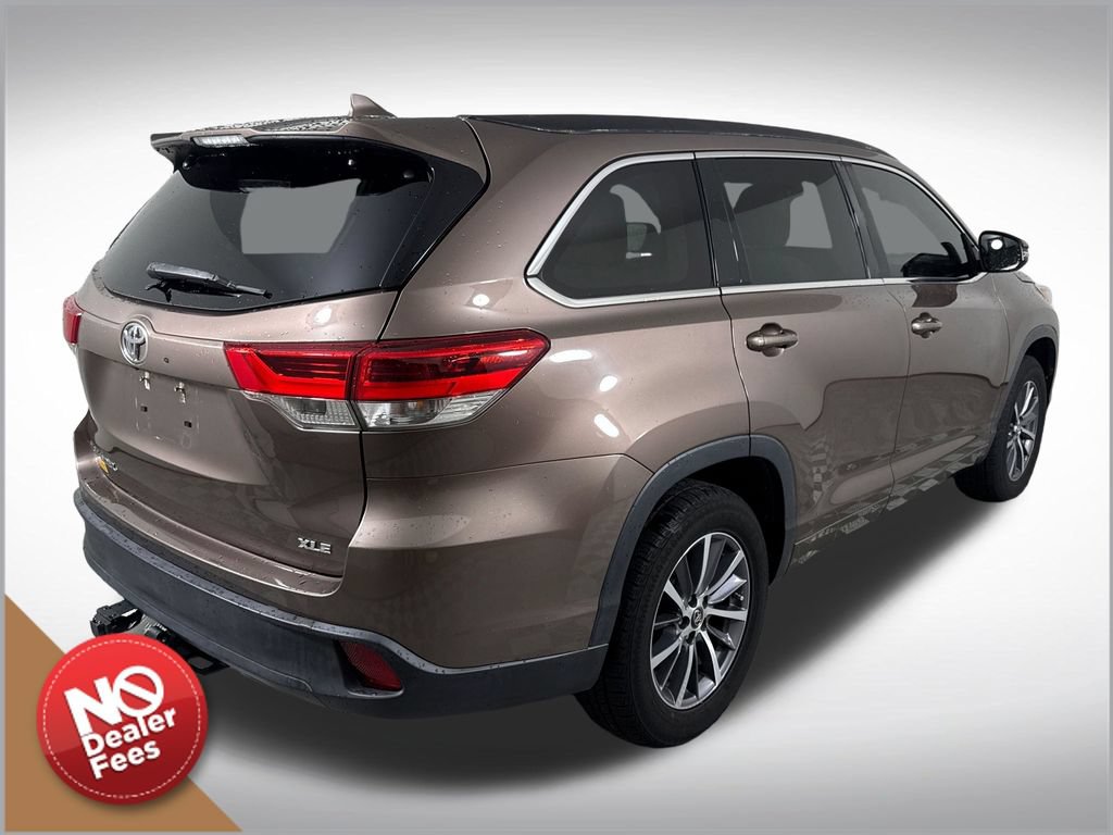 Used 2017 Toyota Highlander XLE FWD image 3
