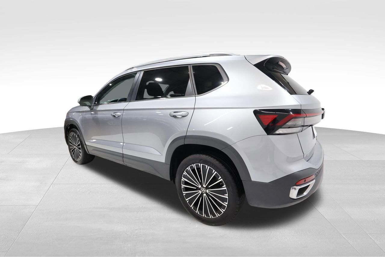 Used 2025 Volkswagen Taos SE image 2