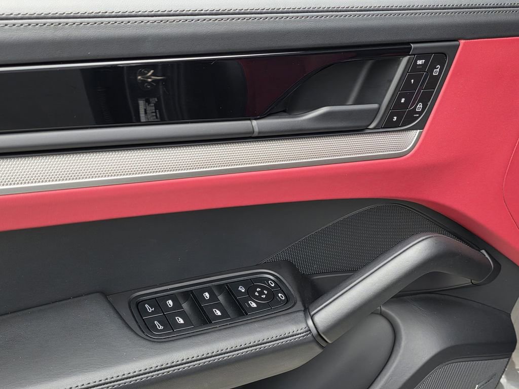 Certified 2025 Porsche Cayenne Coupe image 19