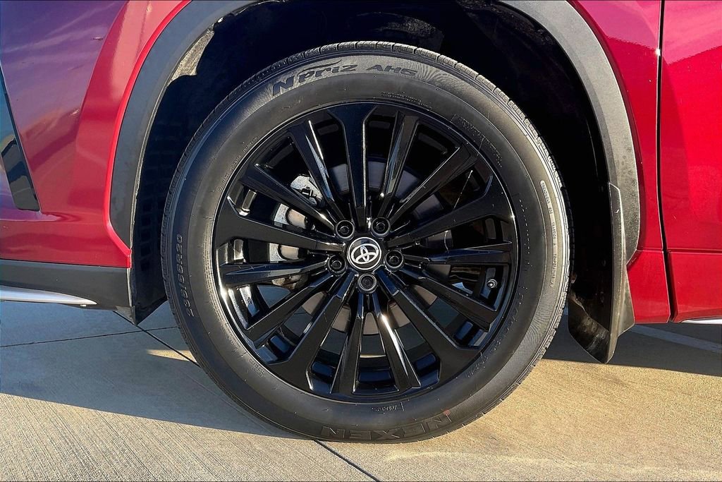 Used 2023 Toyota Highlander L image 11