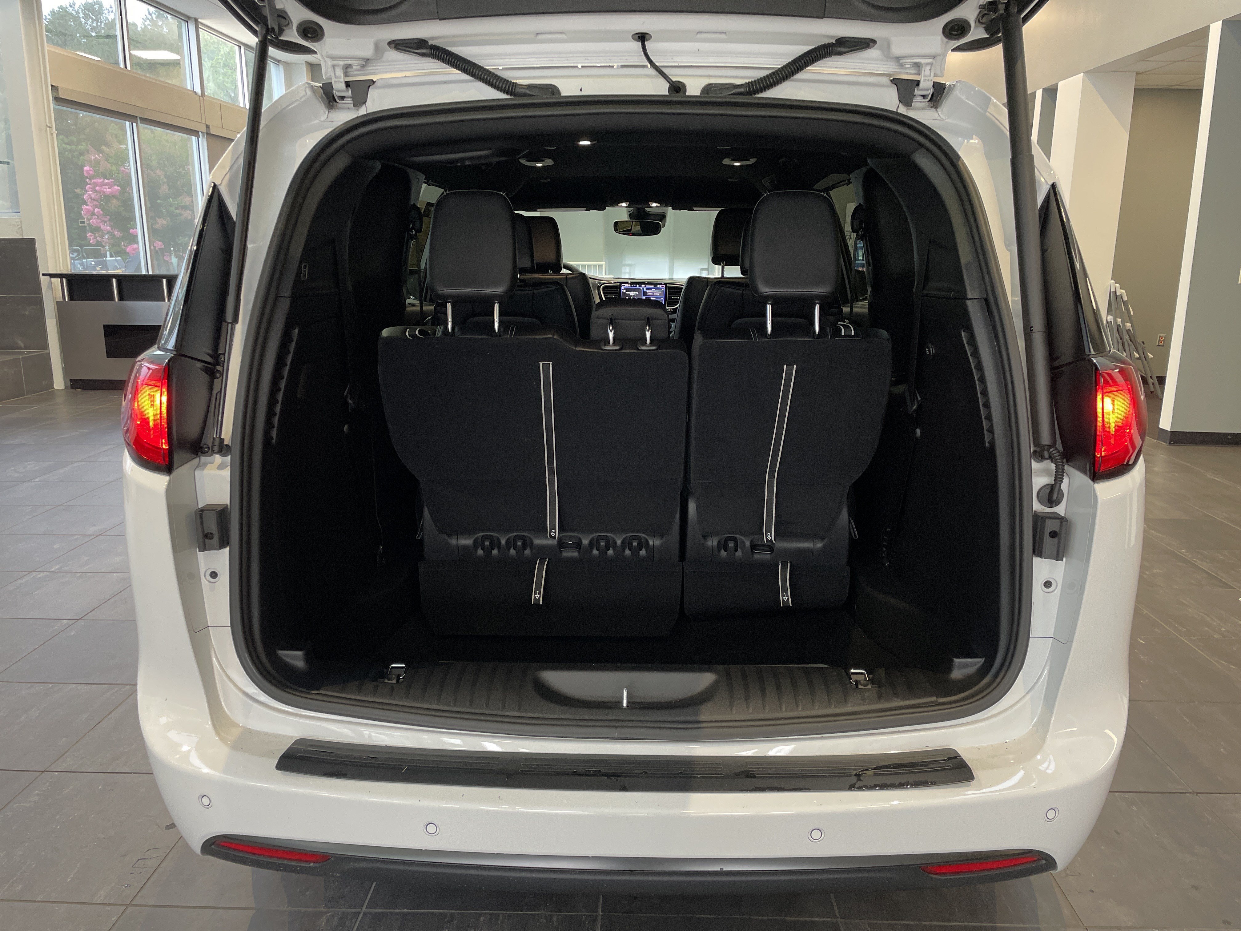 Used 2025 Chrysler Voyager LX FWD image 34