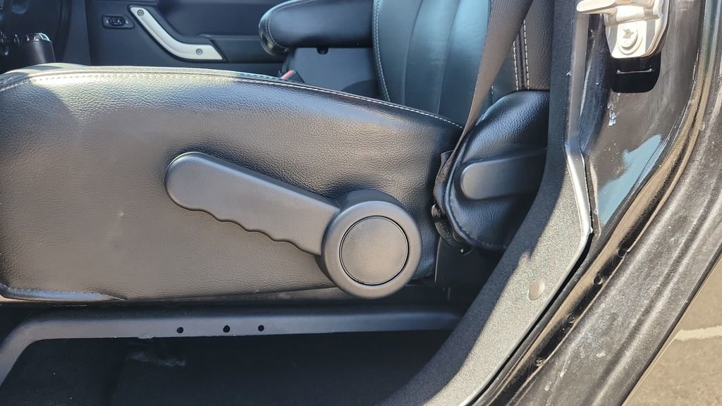 Used 2016 Jeep Wrangler Unlimited Rubicon AWD/4WD image 15