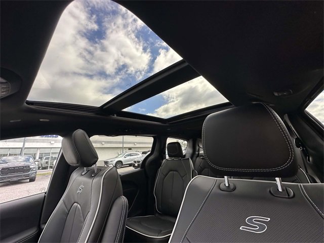 New 2026 Chrysler Pacifica Limited image 8