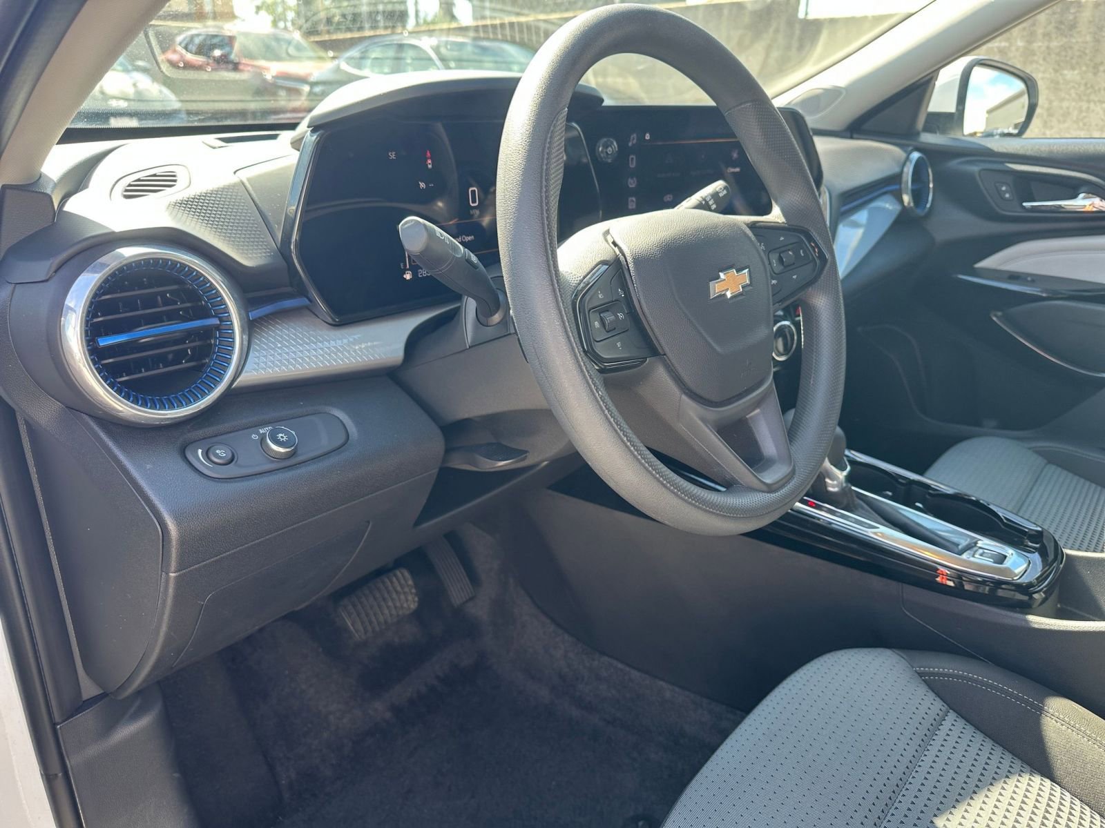 Used 2025 Chevrolet Trax LT image 33