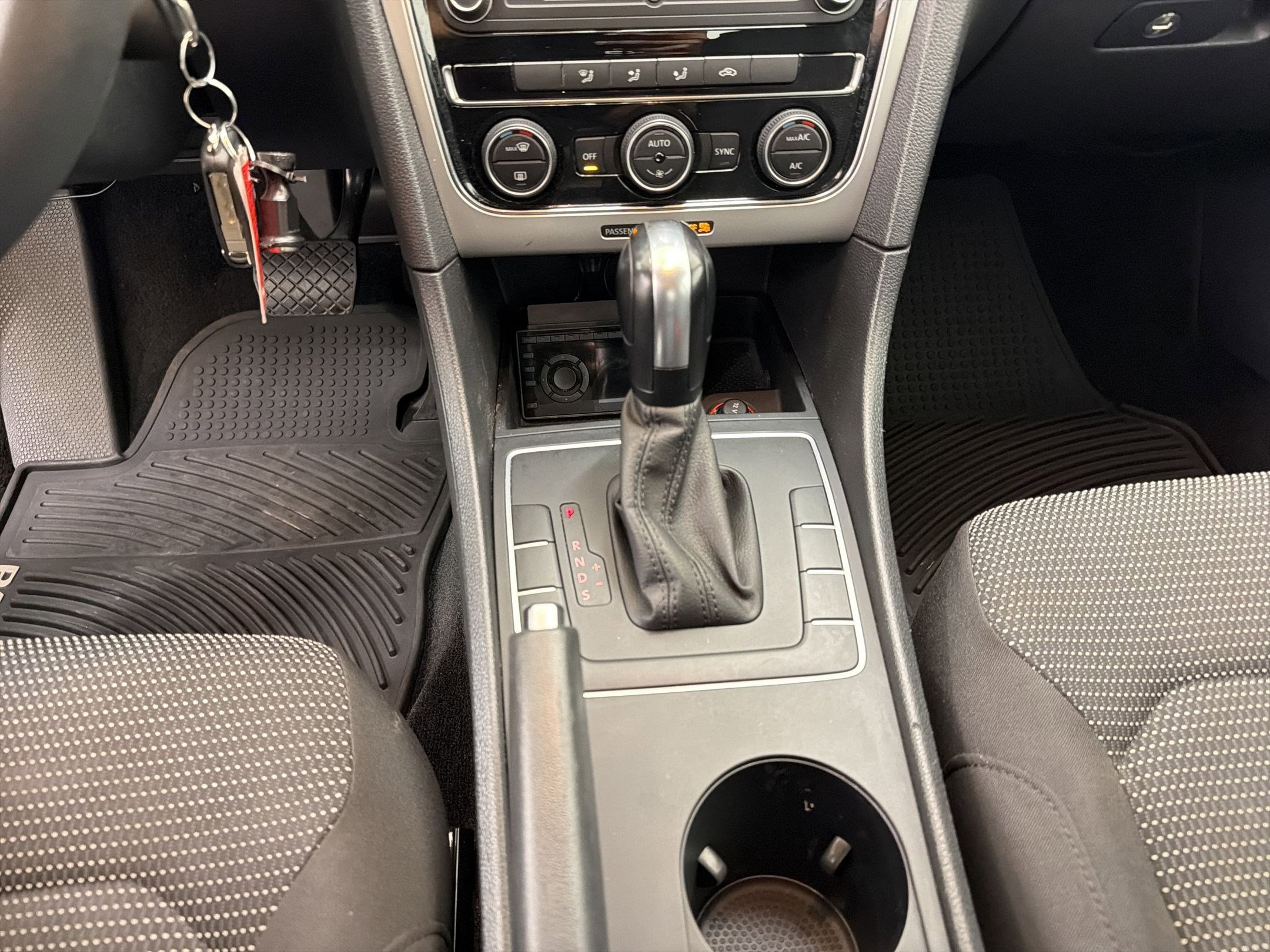 Used 2016 Volkswagen Passat 1.8T R-Line image 17