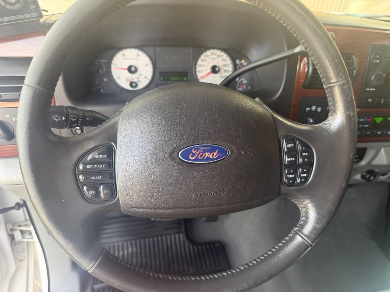 Used 2005 Ford F350 Lariat image 17