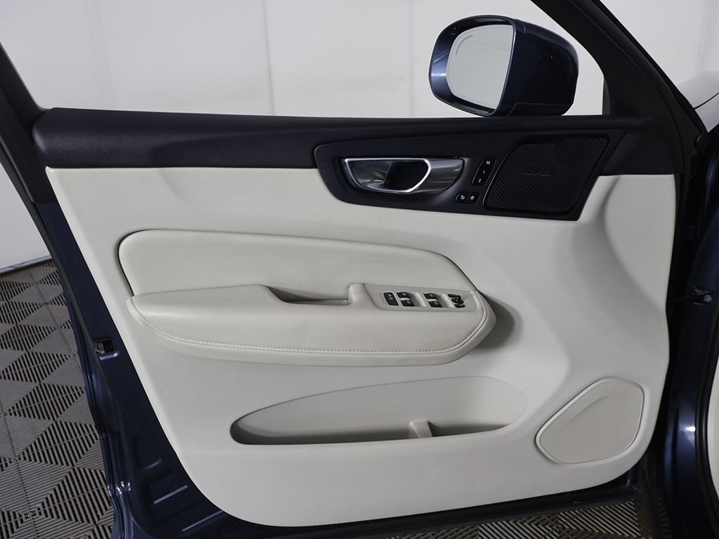 Used 2023 Volvo XC60 B6 Ultimate AWD/4WD image 24