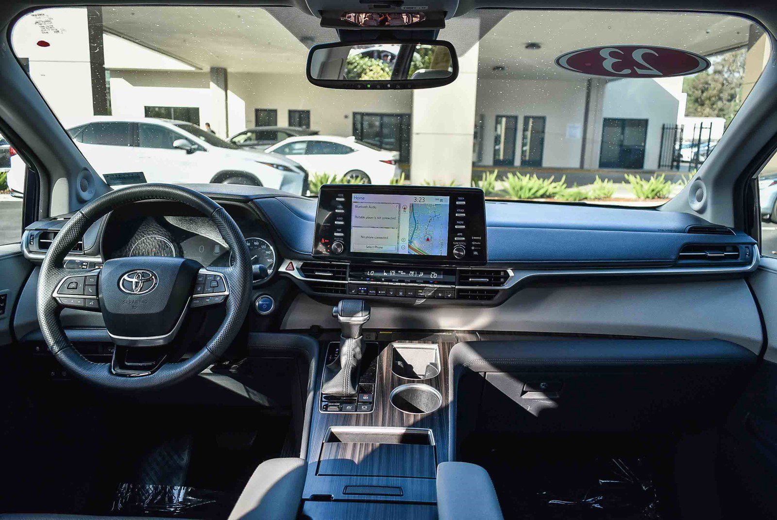 Used 2023 Toyota Sienna Limited image 11