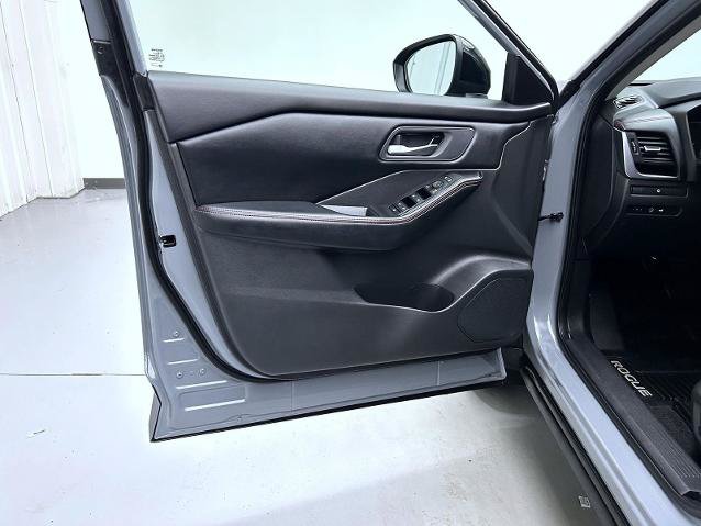 Certified 2025 Nissan Rogue SV AWD/4WD image 9
