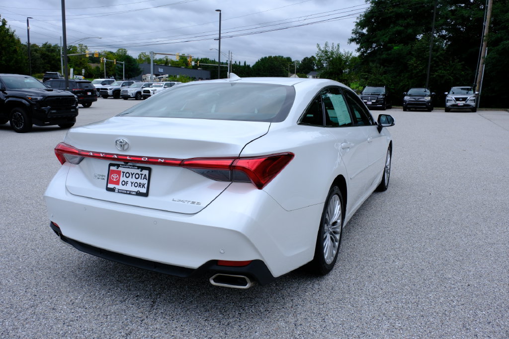 Used 2020 Toyota Avalon Limited w/ Advanced Safety Package FWD image 3