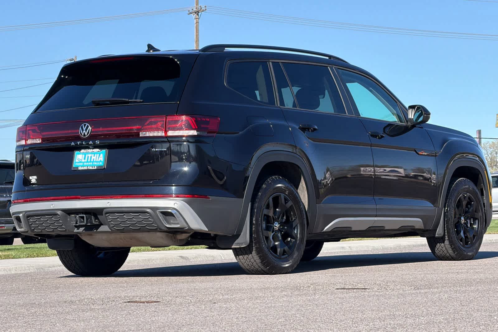 Used 2025 Volkswagen Atlas Peak Edition SE image 2