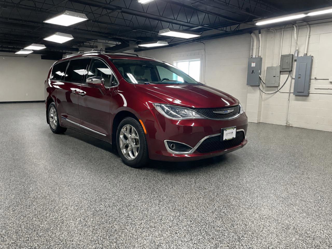 Used 2017 Chrysler Pacifica Limited FWD image 3