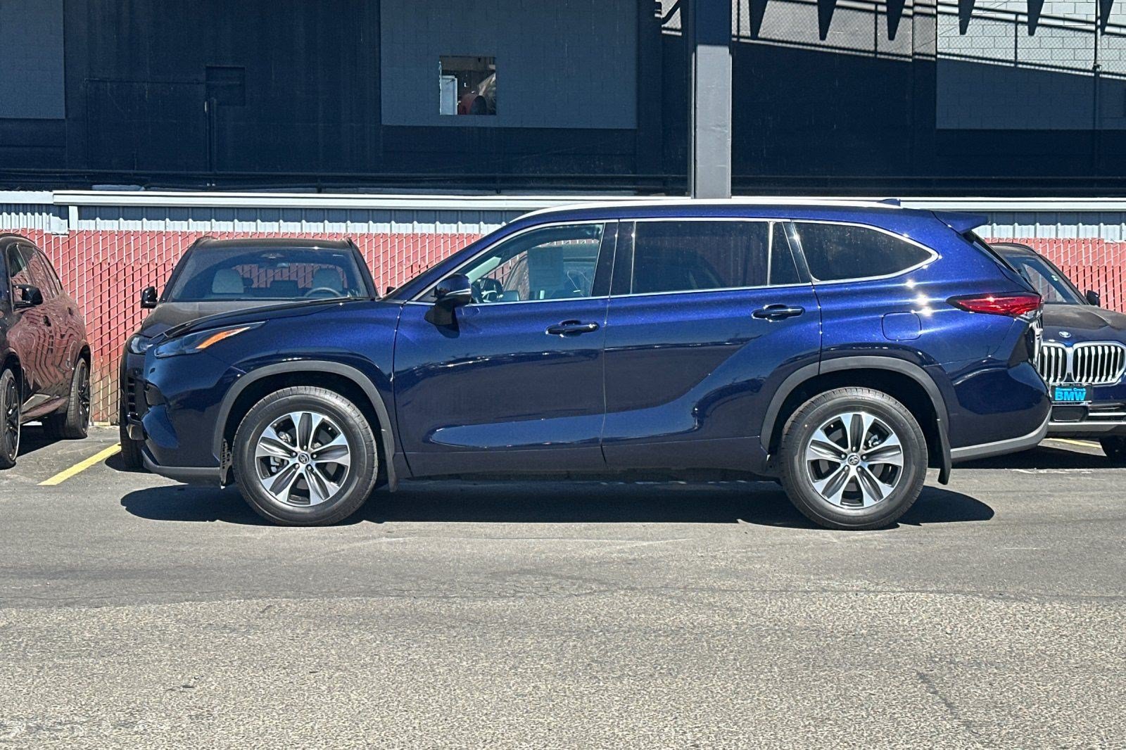 Used 2022 Toyota Highlander XLE AWD/4WD image 2