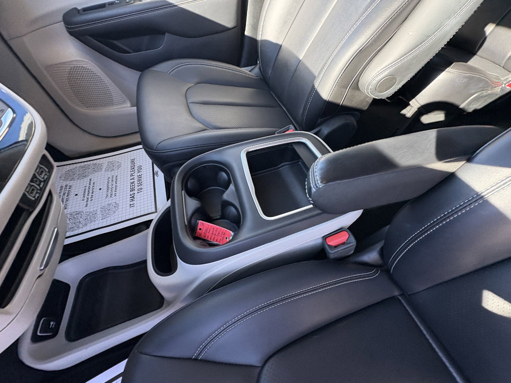 Used 2024 Chrysler Pacifica Touring-L image 34